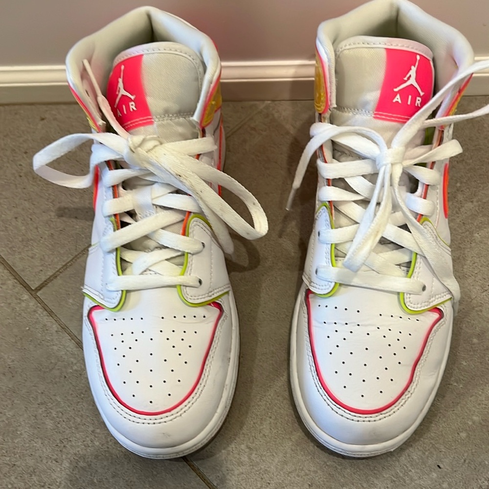 2020 Jordyn Mid Edge Glow Sneaker